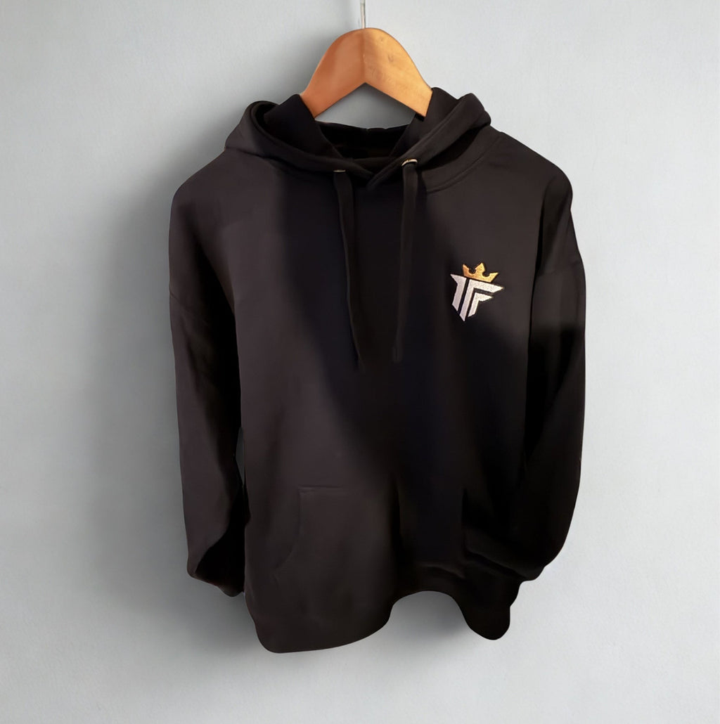 Sweat à capuche noir IRON FATHER avec logo brodé doré sur la poitrine, poche kangourou et cordons de serrage.